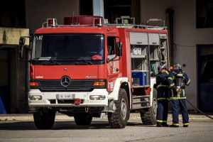 Θεσσαλονίκη: Πυρκαγιά ξέσπασε σε εργοστάσιο επίπλων