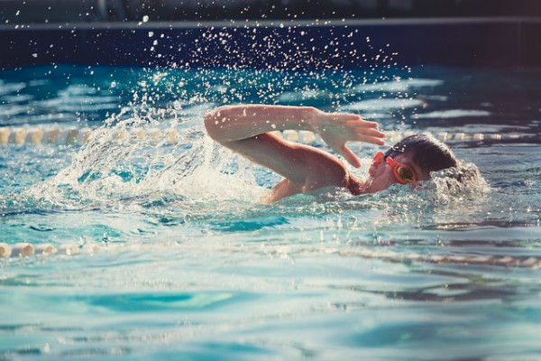 Υπουργείο Παιδείας: Πρόσκληση μόνιμων εκπαιδευτικών για το μάθημα της κολύμβησης