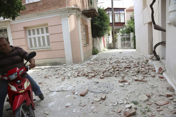 Σε ξενοδοχεία οι σεισμόπληκτοι της Βρίσας