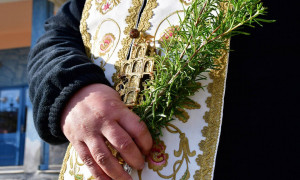 Η Ιερά Σύνοδος «αδειάζει» τον ιερέα στο Κουκάκι - Μεταλαμβάνουν όσοι συμμετέχουν στη λειτουργία