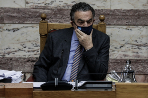 Βουλή: Το ανοιχτό μικρόφωνο «πρόδωσε» τον Χαράλαμπο Αθανασίου που μιλούσε για… τσίπουρα και πεντοζάλι