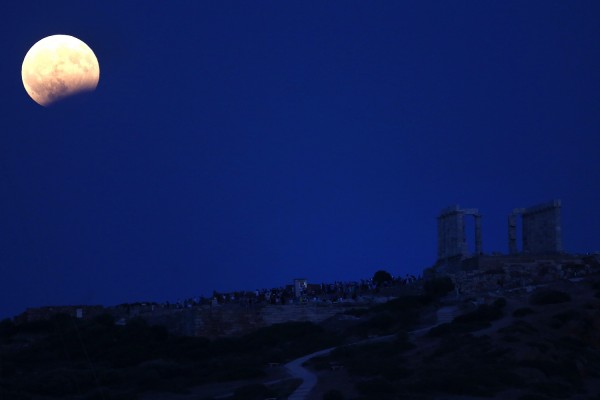 Εικόνες από την μαγευτική αυγουστιάτικη πανσέληνο και την έκλειψη σελήνης