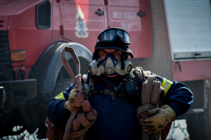 Σε ύφεση η φωτιά στην Ελαφόνησο: Μαίνεται η μάχη με τις φλόγες για τους πυροσβέστες