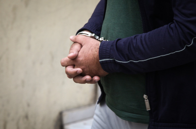Μύκονος: Χειροπέδες σε 61χρονο για αποπλάνηση βιασμού