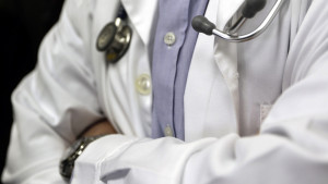 Απολύονται άμεσα 1.100 επικουρικοί γιατροί - Παραμένουν απλήρωτοι