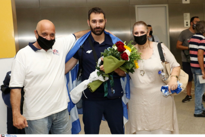 Υποδοχή ήρωα στο αεροδρόμιο για τον Ιακωβίδη - «Δέχομαι επίθεση αγάπης που δεν περίμενα» (βίντεο, εικόνες)