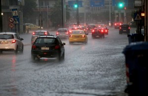 Μπουρίνι χτύπησε την Αττική - Προβλήματα σε δρόμους από την καταιγίδα