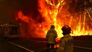 Δεκάδες χιλιάδες άνθρωποι εγκαταλείπουν τις εστίες τους στην Αυστραλία εξ αιτίας των πυρκαγιών