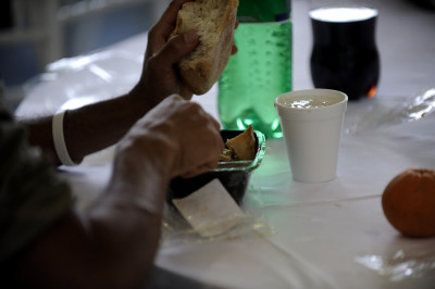 Πασχαλινό γεύμα αγάπης και δωρεά τροφίμων άστεγους και ευάλωτους πολίτες από τον Δήμο Αθηναίων
