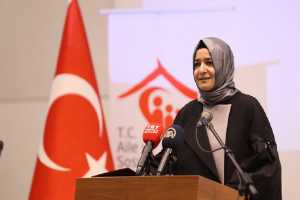 Η υπουργός Οικογενειακών Υποθέσεων της Τουρκίας έφθασε στο Ρότερνταμ και κρατείται