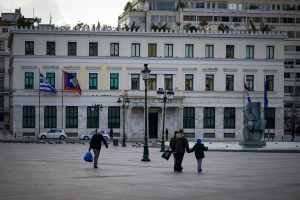 Κινητοποίηση γονέων στο δημαρχείο της Αθήνας μετά τον τραυματισμό μαθητή στα Εξάρχεια