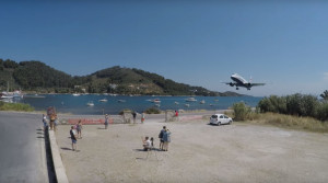 Απίστευτο βίντεο: Αεροπλάνα περνούν «ξυστά» πάνω από τουρίστες στη Σκιάθο