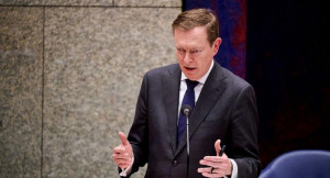 Κατέρρευσε ο υπουργός Υγείας της Ολλανδίας σε συζήτηση για τον κορονοϊό (vid)