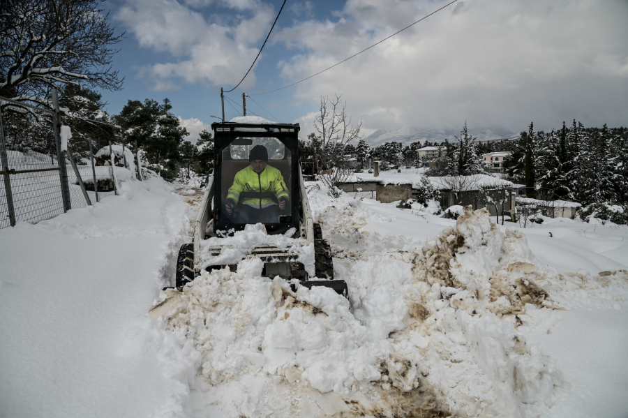 Νέο έκτακτο δελτίο καιρού για την κακοκαιρία Μπάρμπαρα: Σε ποιες περιοχές θα χιονίζει και σήμερα