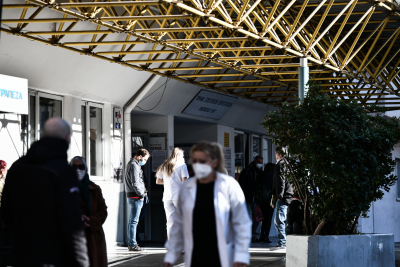 Έκθεση Κομισιόν-ΟΟΣΑ: Οι Έλληνες πληρώνουν πολλά για τις παροχές υγείας