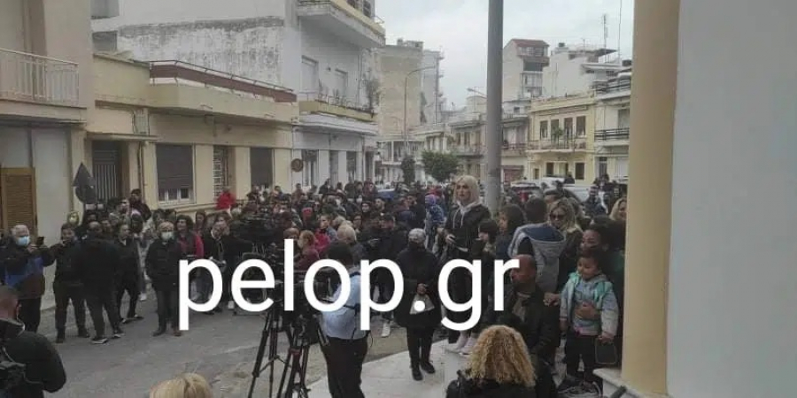 Πάτρα: «Αναβρασμός» έξω από το σπίτι της Ρούλας Πισπιρίγκου, πλήθος κόσμου (βίντεο)