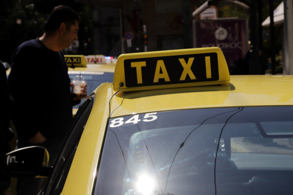 Καταγγελίες για γνωστή εταιρεία ταξί: Απέλυσαν δεκάδες εργαζόμενους με... κούριερ