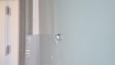 Σοκ στην Κρήτη: Σφαίρα καρφώθηκε σε παράθυρο παιδικού δωματίου