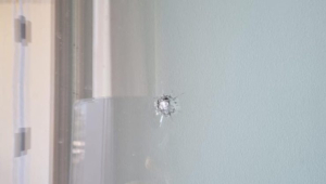Σοκ στην Κρήτη: Σφαίρα καρφώθηκε σε παράθυρο παιδικού δωματίου