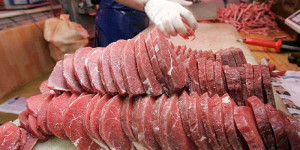 Δεσμεύθηκαν 180 κιλά χοιρινό κρέας στον Πειραιά