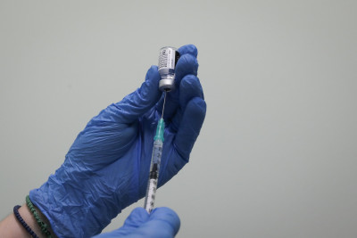 H AstraZeneca δοκιμάζει εμβόλιο σε μορφή ρινικού σπρέι