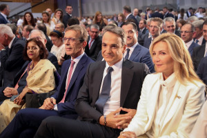 84η ΔΕΘ: Η κομψή εμφάνιση της Μαρέβας Μητσοτάκη και το φιλί στον Έλληνα πρωθυπουργό (pic)