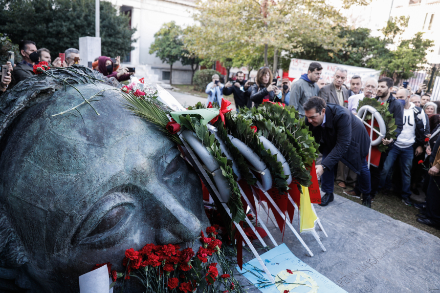 Κατάθεση στεφάνου Τσίπρα στο Πολυτεχνείο: «Το μήνυμα της εξέγερσης του Νοέμβρη πιο επίκαιρο από ποτέ» - «Η Δημοκρατία θα νικήσει»