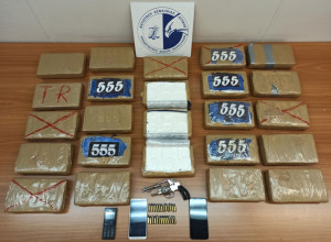 Χειροπέδες σε σπείρα ναρκωτικών - Βρήκαν 28 κιλά κοκαΐνη από Ολλανδία (pics &amp; vid)