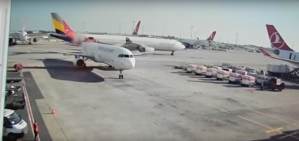 «Τράκαραν» δύο αεροπλάνα στο αεροδρόμιο της Κωνσταντινούπολης (βίντεο)