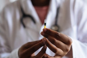 Εμβόλιο AstraZeneca: Οι κλινικές δοκιμές που «ξεπάγωσαν» και το παρασκήνιο με Τραμπ και FDA