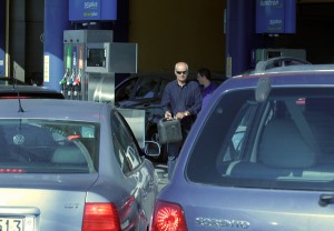 Ουρές για τσάμπα βενζίνη τα ξημερώματα στην Τρίπολη
