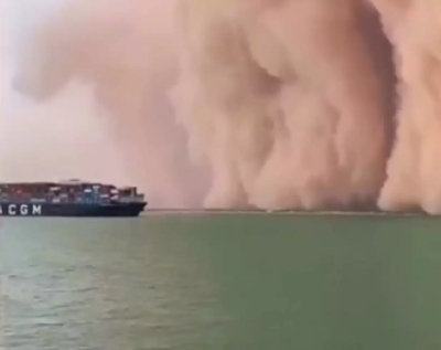 Σφοδρή αμμοθύελα σαρώνει τη Διώρυγα του Σουέζ, συγκλονιστικό βίντεο