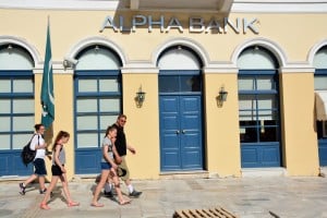 Moody’s: Η πώληση «κόκκινων» δανείων της Alpha Bank είναι θετική για το αξιόχρεό της