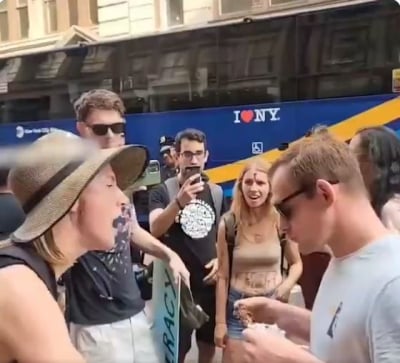 «Μπούκαρε» σε διαδήλωση vegan και ξεκίνησε να τρώει...σουβλάκι (Βίντεο)