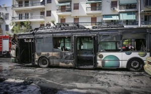 «Στάχτη» έγινε λεωφορείο του ΟΑΣΑ στα κάτω Πατήσια έπειτα από πυρκαγιά
