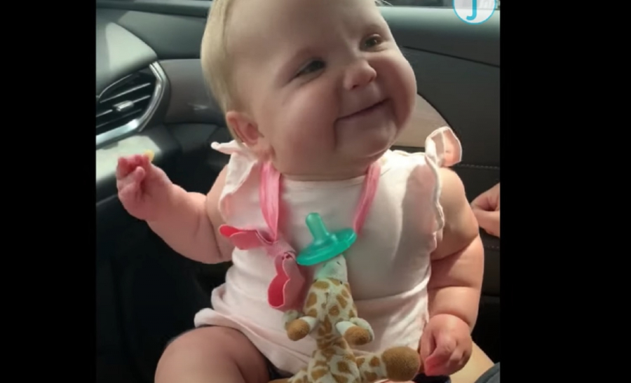 Το «αστείο» βίντεο που έγινε viral με ένα μωρό να χορεύει ενώ κρατάει μια τηγανιτή πατάτα (βίντεο)