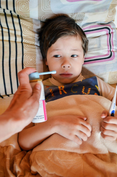 «Μην τα αφήνετε με πυρετό»: Τα λάθη των γονιών που μπορεί να αποβούν μοιραία για τα παιδιά