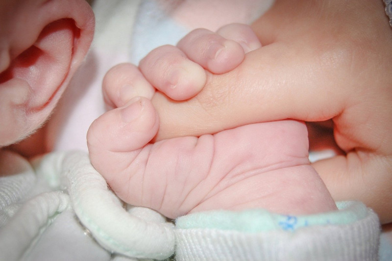 Επίδομα γέννας: Πράσινο φως για την πληρώμη από τον ΟΠΕΚΑ