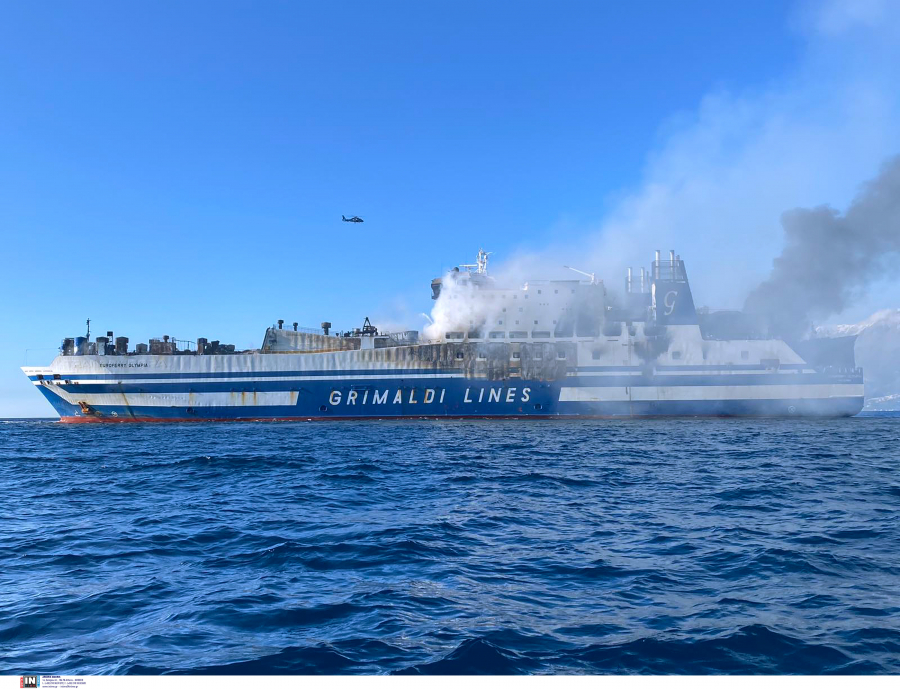 Συνεχίζονται οι έρευνες στο φλεγόμενο πλοίο: Αγωνία για τους 12 αγνοούμενους (βίντεο)