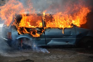 Αυτοκίνητο τυλίχτηκε στις φλόγες στην Κηφισίας - Κλειστή η έξοδος Αττικής Οδού
