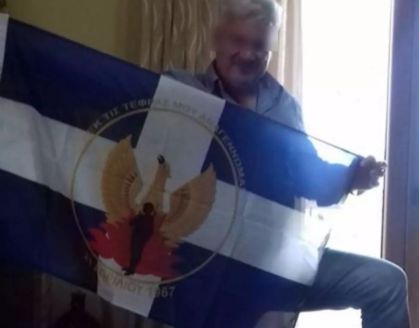 Δημοτικός σύμβουλος ανεβάζει φωτογραφία με σημαία της χούντας