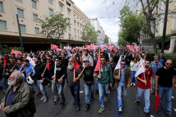 Πορεία κατά του ασφαλιστικού στο κέντρο της Αθήνας