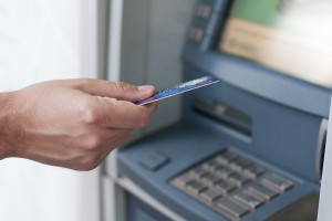 «Ζεστό» χρήμα στα ATM με τις συντάξεις Οκτωβρίου 2019