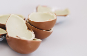 Νέα ανακοίνωση από τον ΕΦΕΤ για τις σοκολάτες Κinder: Εκτός αγοράς δύο ύποπτα προϊόντα