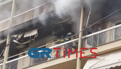 Φωτιά σε διαμέρισμα στη Θεσσαλονίκη, έξι απεγκλωβισμοί, δύο νεκρά σκυλιά (βίντεο)