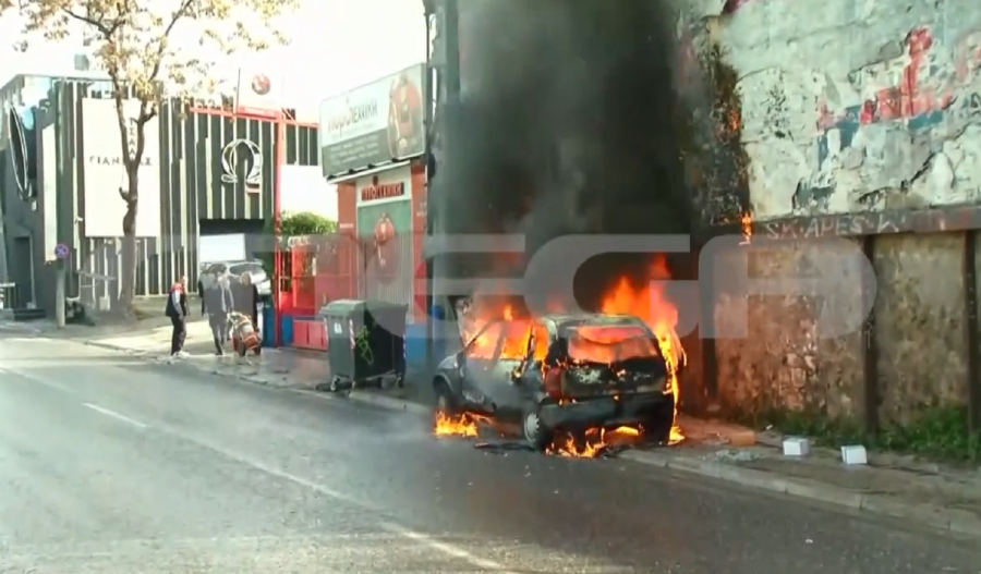 Αυτοκίνητο τυλίχτηκε στις φλόγες στην Πειραιώς, άρχισε ξαφνικά να βγάζει καπνούς (βίντεο)