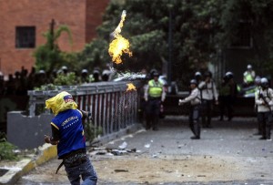 Η Βενεζουέλα «φλέγεται» - 20 νεκροί και ο στρατός στους δρόμους (εικόνες)