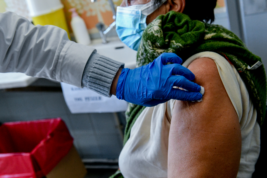 Κορονοϊός: Γιατί έχουμε πολλές μολύνσεις σε εμβολιασμένους εξηγεί καθηγητής Αιματολογίας