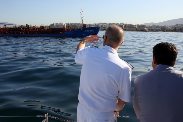 Χειροπέδες στο πλήρωμα πλοίου που αντλούσε τα καύσιμα του «Αγία Ζώνη ΙΙ» – Μετέφερε λαθραία καύσιμα