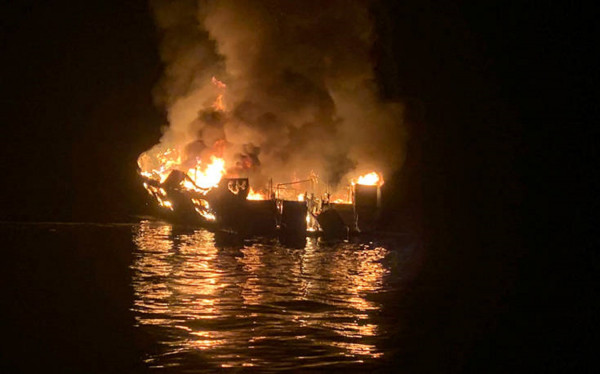 Τραγωδία στην Καλιφόρνια: 4 νεκροί και 29 αγνοούμενοι στο πλοίο που τυλίχθηκε στις φλόγες και βυθίστηκε